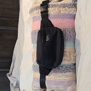 Clean Lines Belt Bag- black